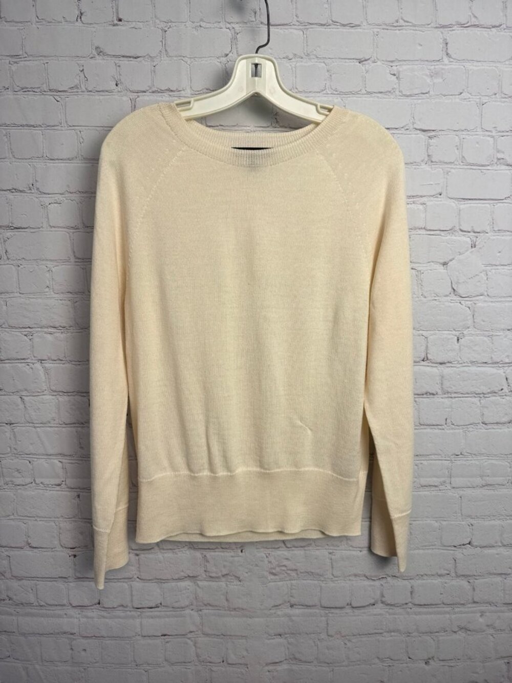 Banana republic medium merino wool cream colored pullover sweater medium